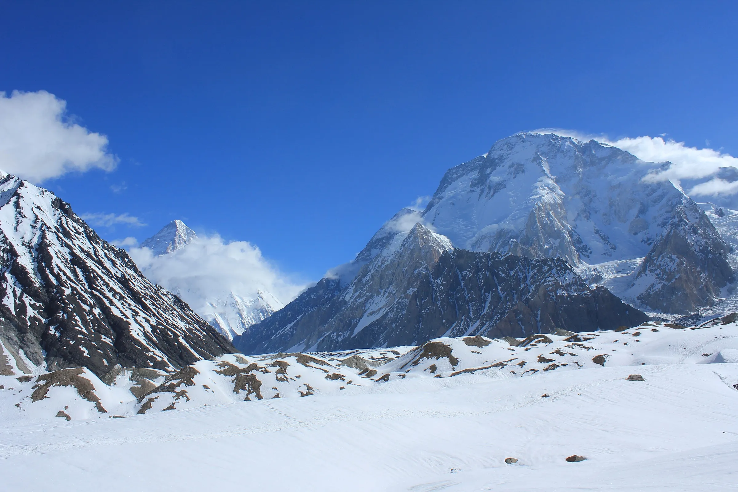 Broad Peak und K2 über dem Baltoro-Gletscher
