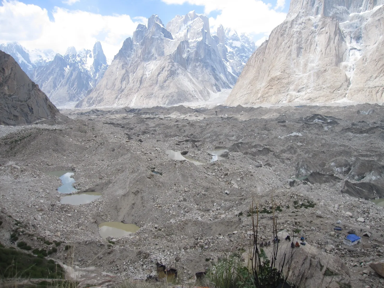 Blick über den Baltoro-Gletscher vom Lagerplatz Urdukas
