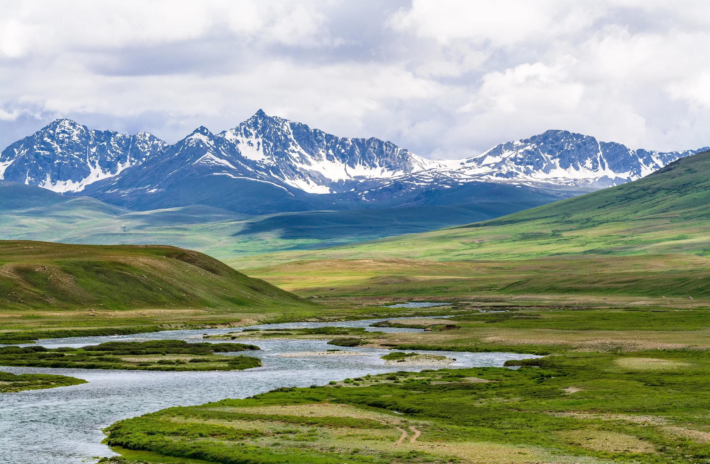 Die weite Hochebene von Deosai unter Wolken