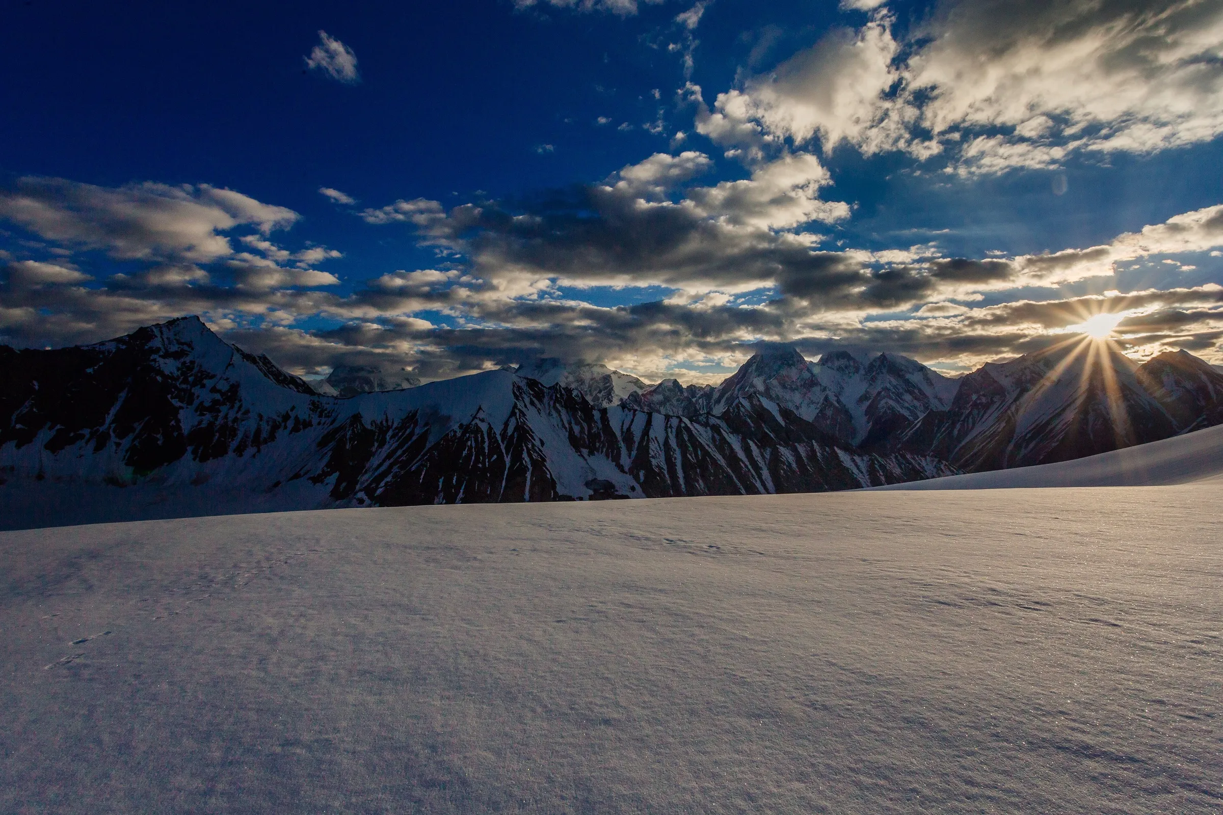Blick vom Gondogoro La über vergletscherte Karakorum-Gipfel