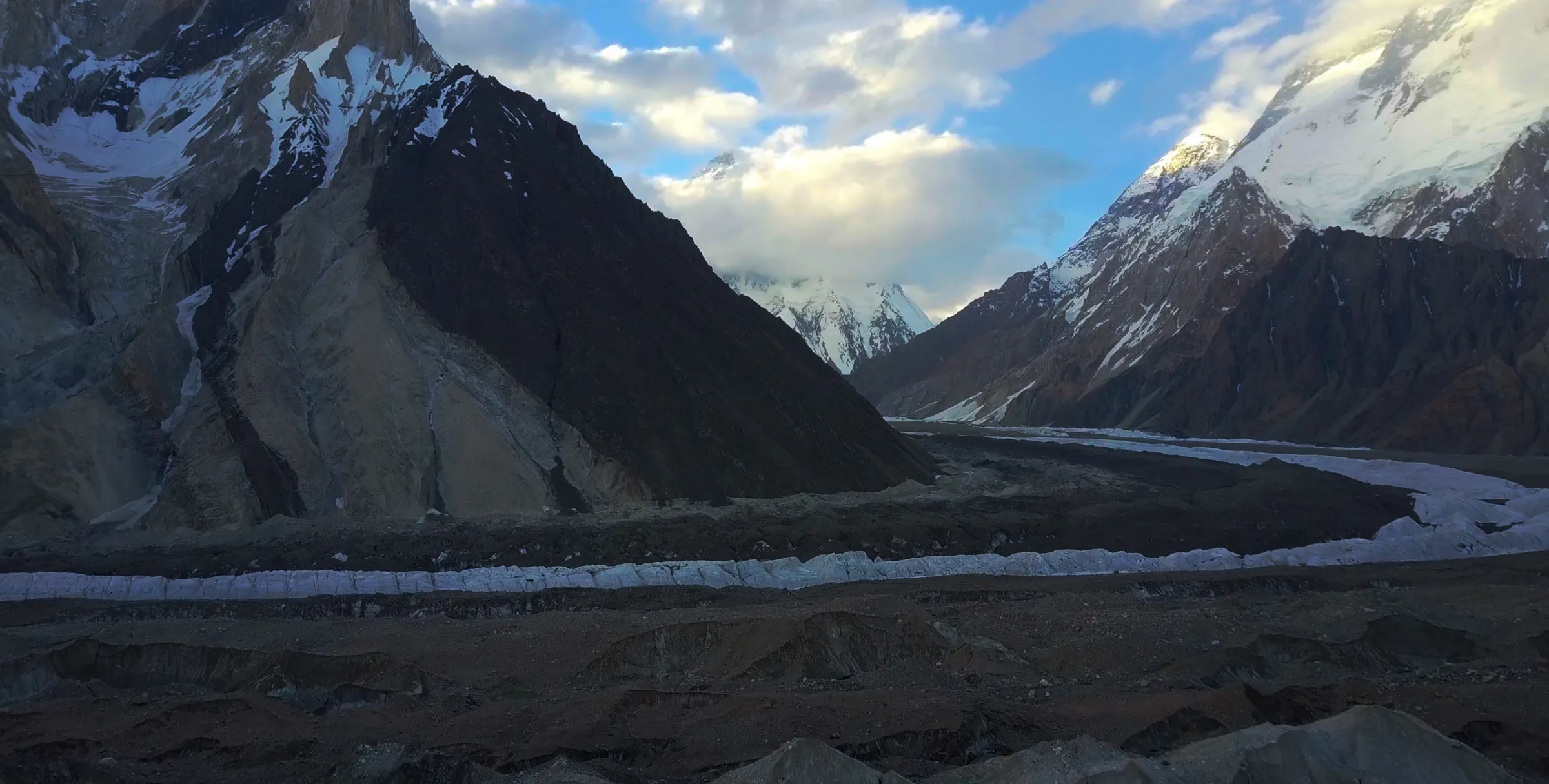 K2 von Concordia aus, im Vordergrund der Baltoro-Gletscher