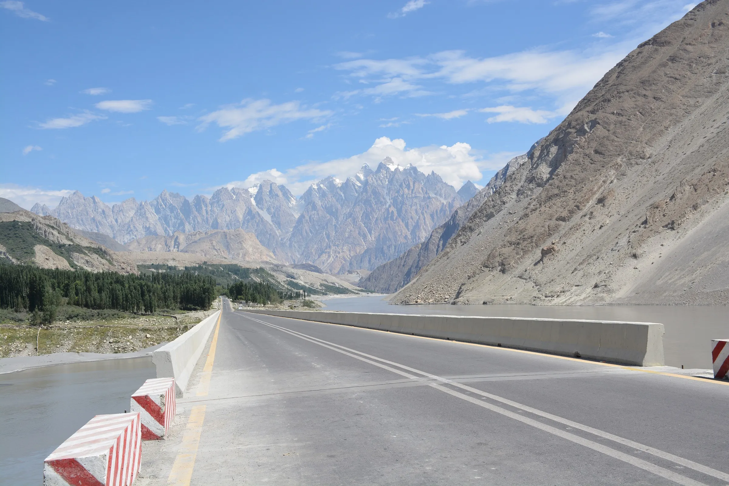 Der Karakoram Highway zwischen steilen Bergflanken