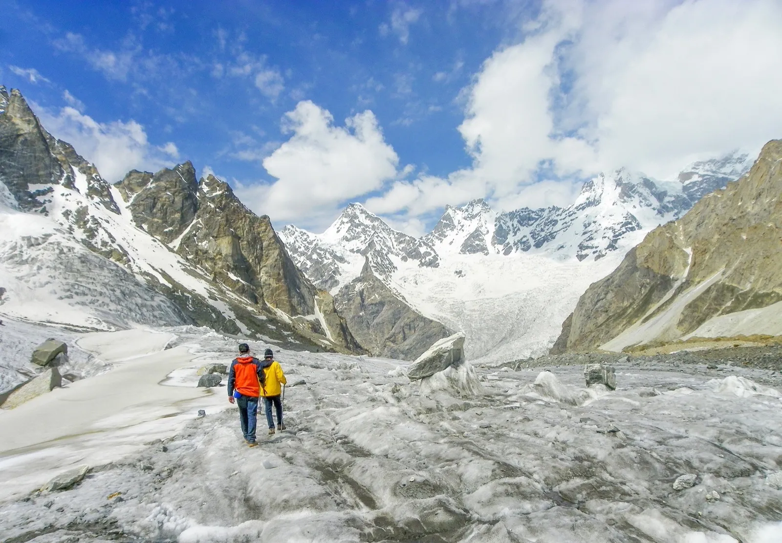 Der Masherbrum über dem Gletscher
