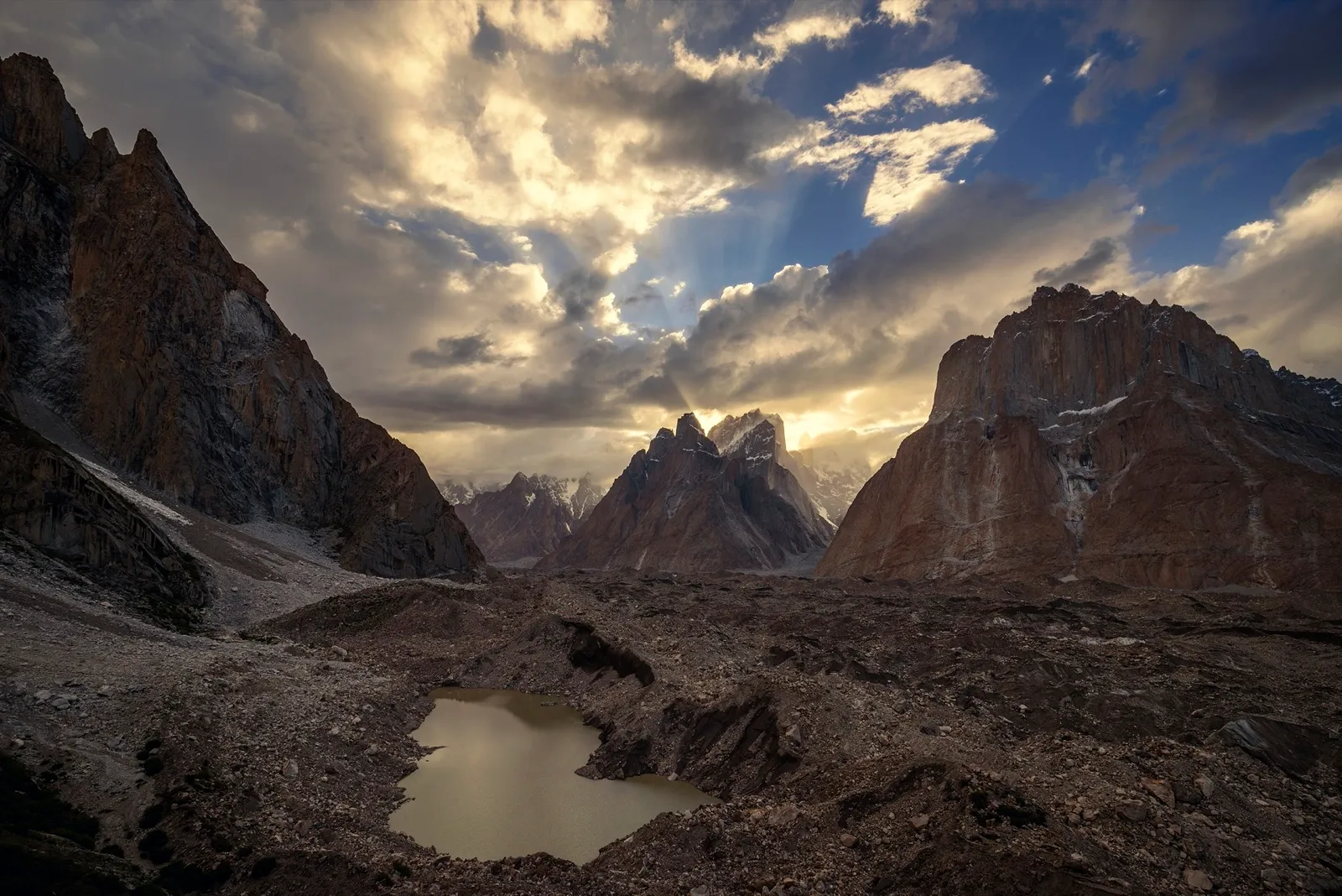 Die Granitnadeln der Trango Towers